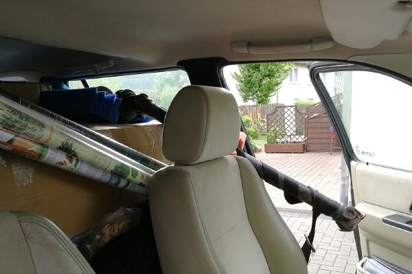 Landrover mit Lehrmaterialien