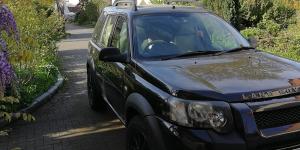 Landrover mit Lehrmaterialien