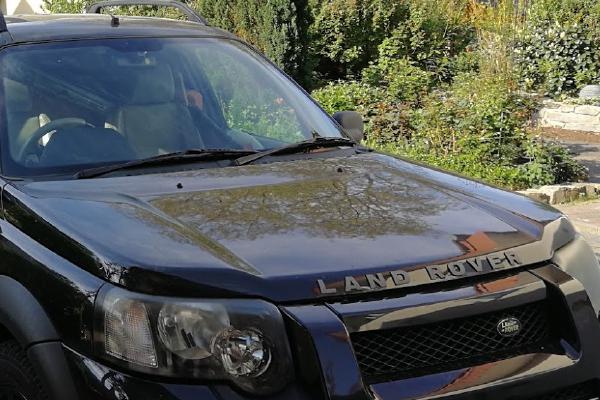 Landrover mit Lehrmaterialien