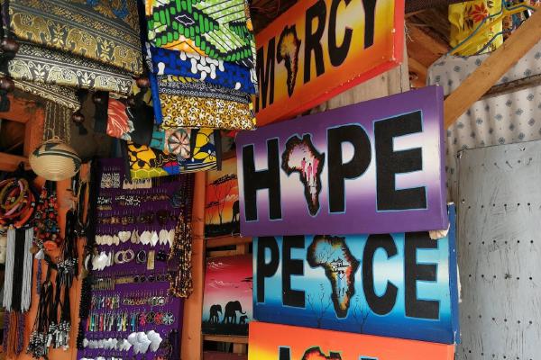 Traditioneller Markt in Kampala: Werbung verbessern